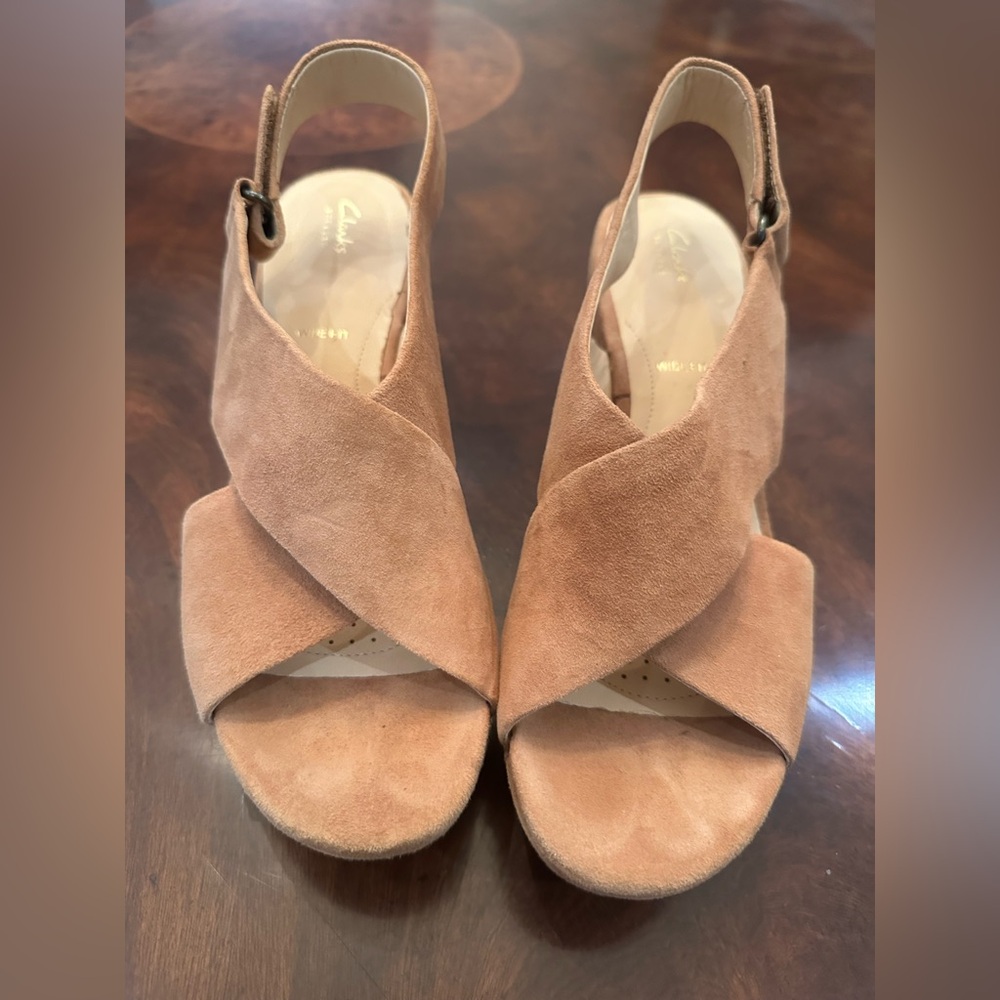 NWOB Clarks wedge Sandals in nubuck suade in 7.5 Wide